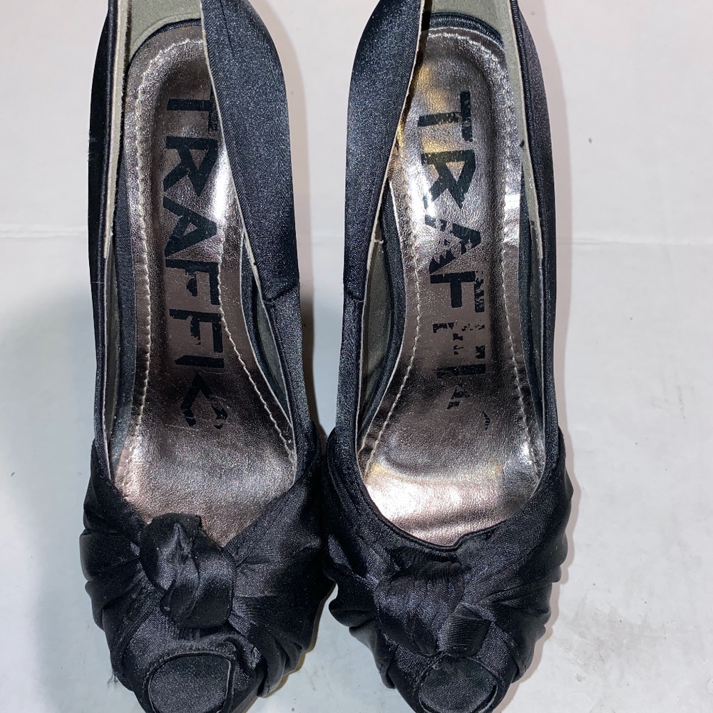 Traffic black satin heels with knot on top, size 9